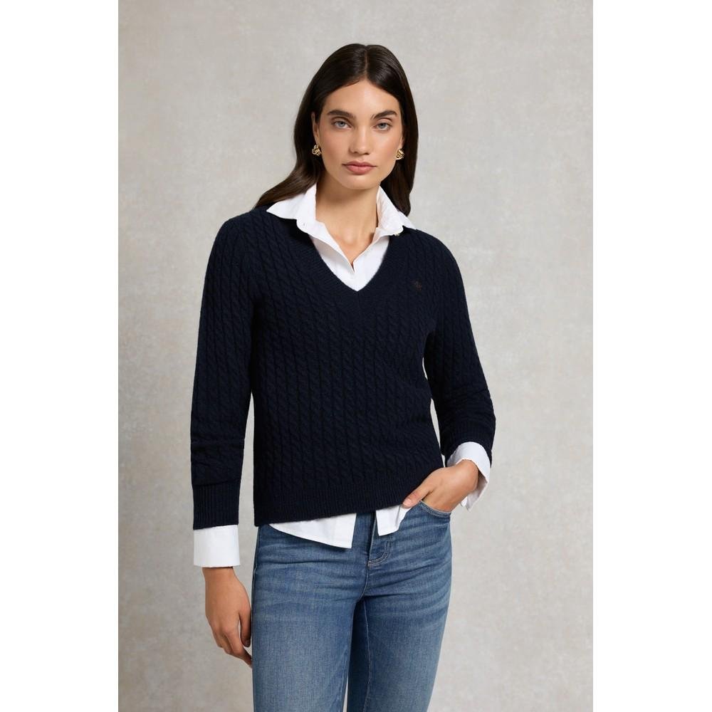Opa-Pulli mit einem Hemd stylen